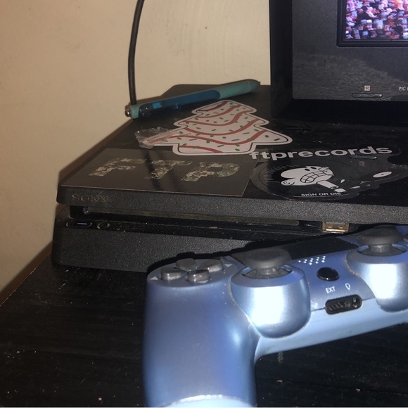 Ps4 1TB - Picture 2 of 3